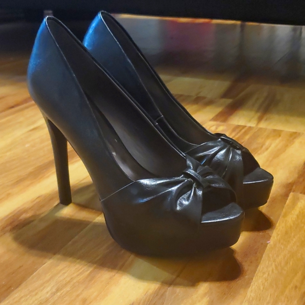 Carlos Santana black platform heals, peep toe. Size 8